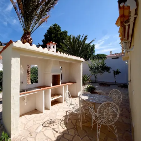 Detached house with private pool, completely fenced, close to the beach