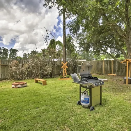 Welcoming Montgomery Home in April Sound Gated Community!