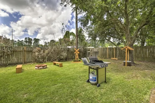 Welcoming Montgomery Home in April Sound Gated Community!
