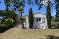 Quiet house in greenery 700m from the sea