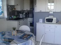 Beautiful newly furnished beachfront apartment Hotéis em Guidel