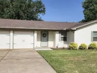 Cheerful 3 Bedroom Old Town Keller Home Hotels in Keller