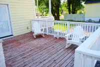 Relaxing Home W/HUGE Yard & Firepit! - Homestays