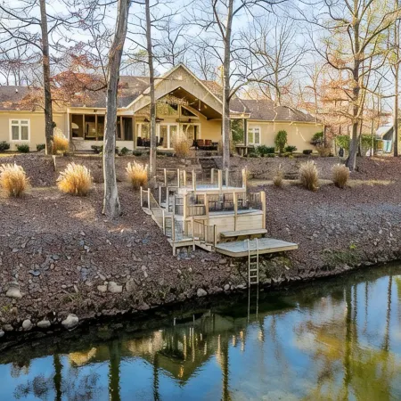 Luxury Retreat on Little Mo River, Fish From Private Docks, Kayaking, Serenity