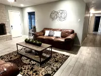 A.L.I. Place is a newly renovated 3 bedroom/2 bathroom home 5 min. from airport. - 4 stjerner