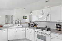 Cheerful & Vibrant Home Near Mineral Springs - Homestays