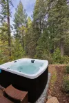 Secluded Forest Retreat, Saltwater Hot Tub, On-site Experiences, Minutes to Town