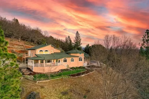 Magical Mountaintop Oasis, Private 5-acre Retreat with Stunning Views!