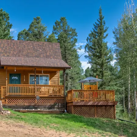 NEW Updated, SUNSETCABIN:3 bd,1.5 bth, secluded, beautiful views, deck, sleeps 6