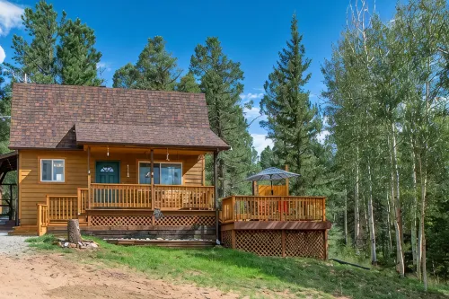 NEW Updated, SUNSETCABIN:3 bd,1.5 bth, secluded, beautiful views, deck, sleeps 6