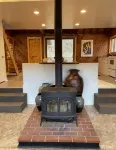 Mid-century A-frame style cabin with lake views near the heart of Amish Country - Chalets