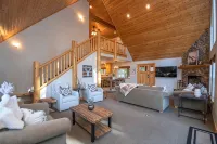 Upscale Mountain Chalet in Blue Lake Springs, Free Wifi/Cable, Gas Fireplace