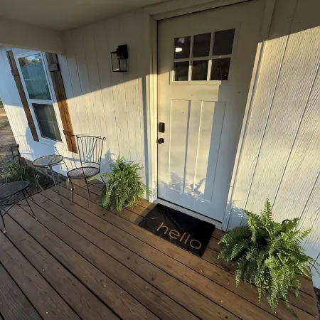 Cozy country cabin with hot tub in Sand Springs on 7 acres w a pond