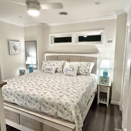 Minutes to the Beach! Waterfront House, BBQ Grill -Rooftop Deck / River View.