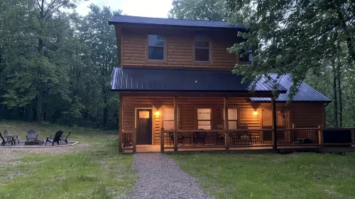 Spacious Cabin in Hocking Hills close to Caves.HotTub,Grill & 66 Acres of Hiking