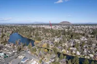 Centrally located to everything you want to do in Bend! - บังกะโล