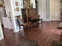 Spacious 5 Bedroom House On Double Lot In Lakeside One Block From The Lake! Hotels in Marblehead