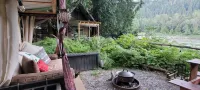 Paradise on the Mighty Fraser River surrounded by woodland gardens. - Hytter