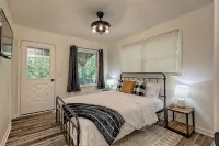 Modern farmhouse for family fun - mins to downtown - balcony