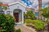 Luxury oceanfront villa, full AC private pool, direct ocean access, great diving Hotels in 