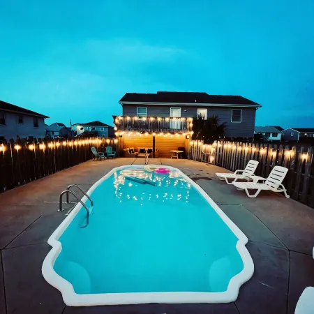 NEW LISTING!!  Designer Home, Private Pool, 2 Blocks to the Beach, Sleeps 10