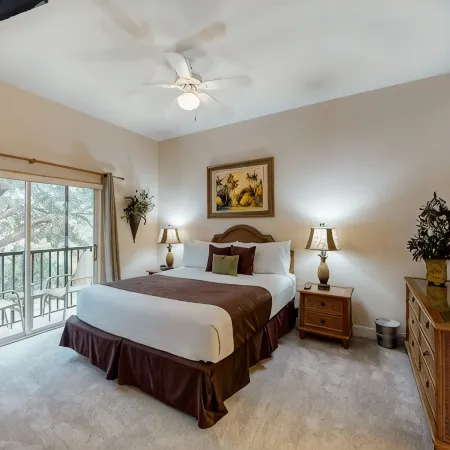 Spacious Resort Condo on Lake 10 Min from Disney-Fab Amenities100+ 5 Star Review
