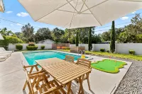 Family-Friendly Gainesville Home - Walk to UF - Pool + Sleeps 16 - Private Pools