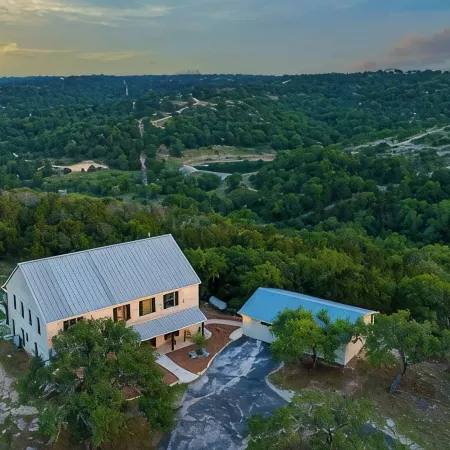 The Point Serene Hill Country Views with Pool & Hot Tub
