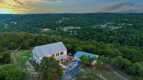 The Point Serene Hill Country Views with Pool & Hot Tub