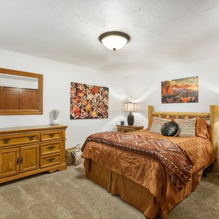 Bear Paw Haven-nestled in the trees. Pet & family friendly. HOT TUB, Free WiFi