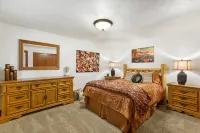 Bear Paw Haven-nestled in the trees. Pet & family friendly. HOT TUB, Free WiFi - Balkoner