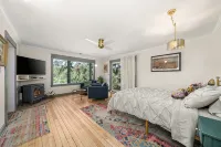 The Historic River Lodge - Your Private Riverfront Suite