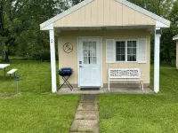 Cabin on main. Walking distance to all attractions Hotels in Cayuga County
