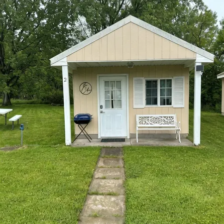 Cabin on main. Walking distance to all attractions