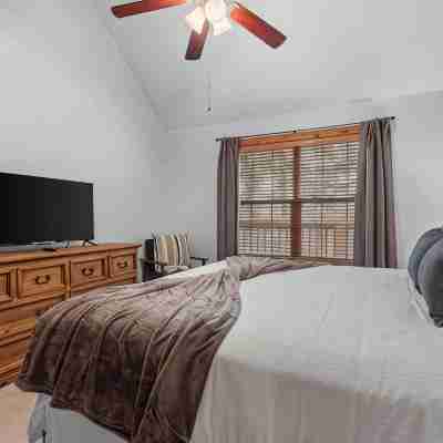 Modern Cabin - Sunroom - Resort Amenities - Near Silver Dollar City Rooms