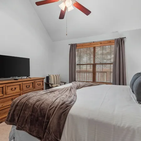 Modern Cabin - Sunroom - Resort Amenities - Near Silver Dollar City