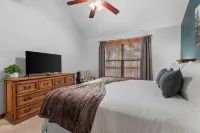 Modern Cabin - Sunroom - Resort Amenities - Near Silver Dollar City - Chalets