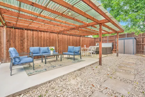 Spacious Home with Heated Pool & HotTub by Stockyards DFW - Homestays
