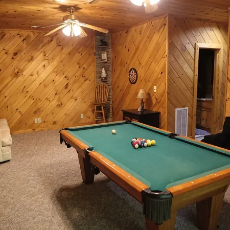 Charming 3-bedroom cabin with WiFi, AC ten mins from downtown Blue Ridge
