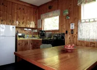 僻靜山坡木屋，享山谷景觀並設釣魚池