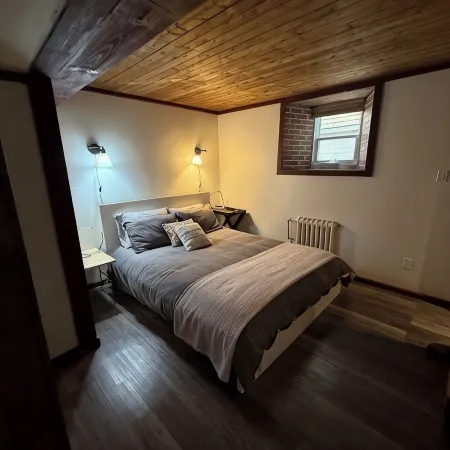 Stylish unit in Victorian house located on South Park Street. Private Garden.