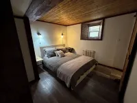 Stylish unit in Victorian house located on South Park Street. Private Garden.