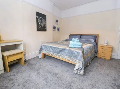 Wonderful spacious apartment 1 minute from the beach โรงแรมใน