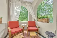Chic Downtown 2BR Condo walk to The Well Arena - Condos