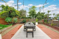 Charming & Relaxing Getaway: Mins to Beach - Patio  5 Star Location - homestay