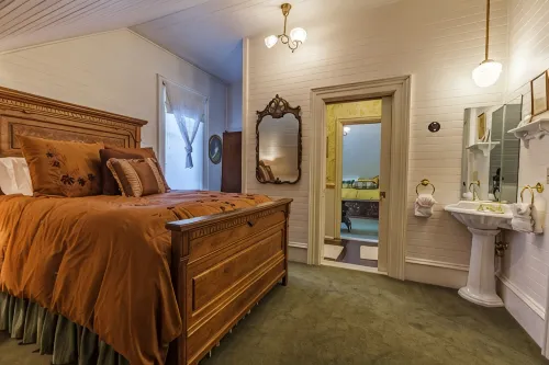 Gorgeous Historic Victorian - Walk to Downtown Truckee! Central to ski resorts! - 4 tähden