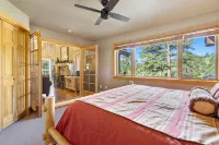 Luxury Cabin 4bdr Mtn and River Views.  Private Hot tub, 2 blocks to downtown - シャレー