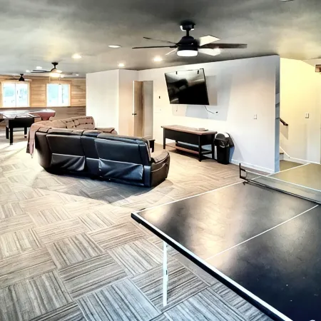 Powder Ridge Ski Hill Area! Spacious & Secluded 6-bedroom cabin/house Kimball