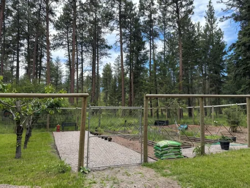 Montana Forest Retreat, Easy Walk to Flathead Lake, 1.5 Acres Fenced for Dogs!