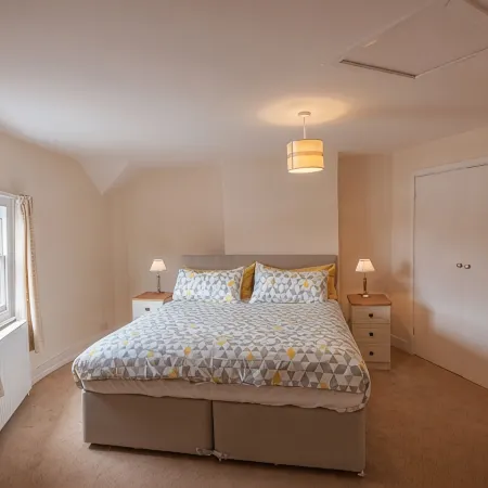 Town Centre Apartment Perfect Location with on-Street Parking